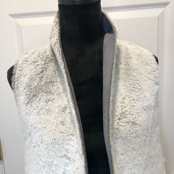Tart faux fur gray vest size small - Picture 4 of 9